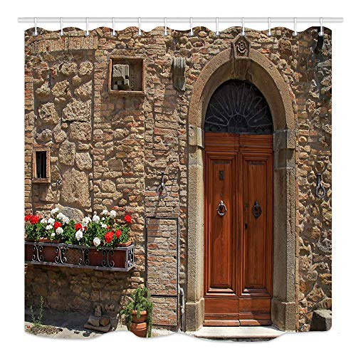 Cortina de ducha con puerta de madera, Puerta rústica con flores en una antigua casa italiana en un pequeño pueblo toscano, Decoración de baño de tela impermeable, Accesorios para cortinas de baño, Co
